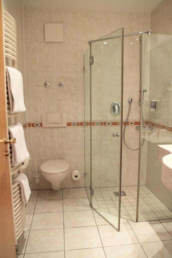 Hotel Zur Post Ісманінг Екстер'єр фото