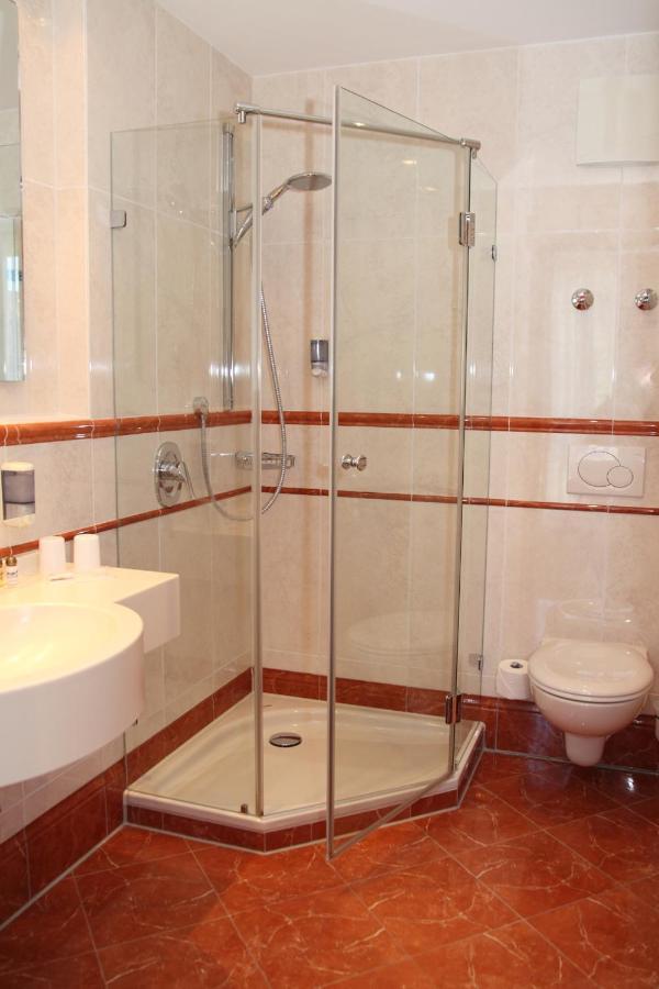 Hotel Zur Post Ісманінг Екстер'єр фото