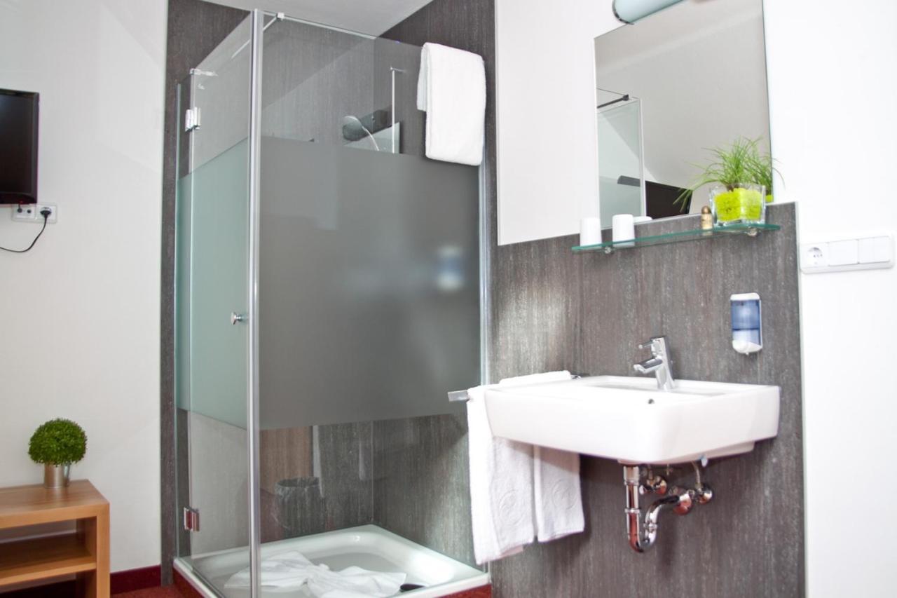 Hotel Zur Post Ісманінг Екстер'єр фото