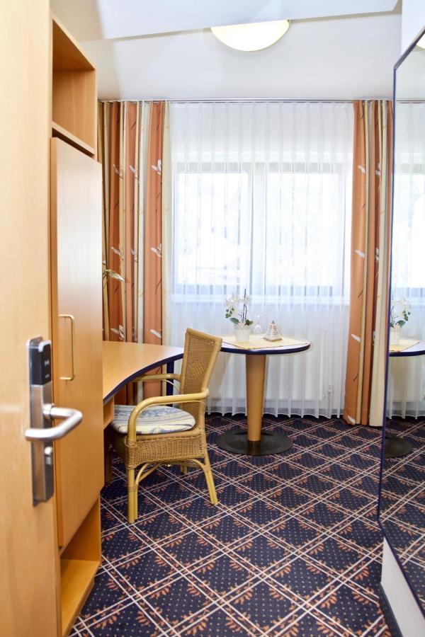 Hotel Zur Post Ісманінг Екстер'єр фото