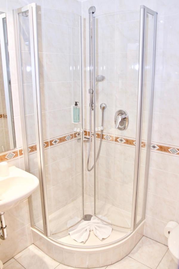 Hotel Zur Post Ісманінг Екстер'єр фото